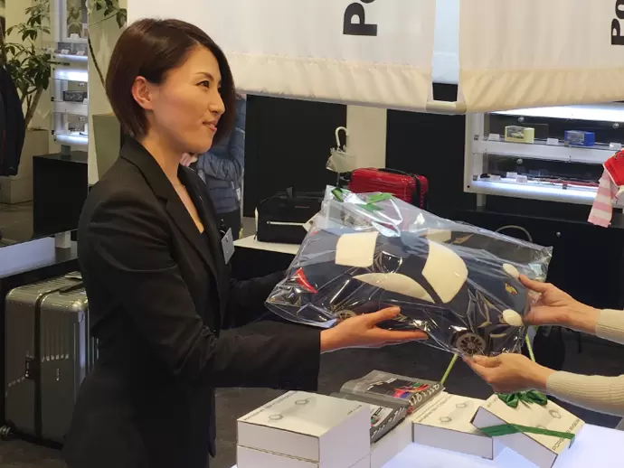 グッズの販売もお任せします。魅力的な売り場を目指し、工夫を凝らしましょう。