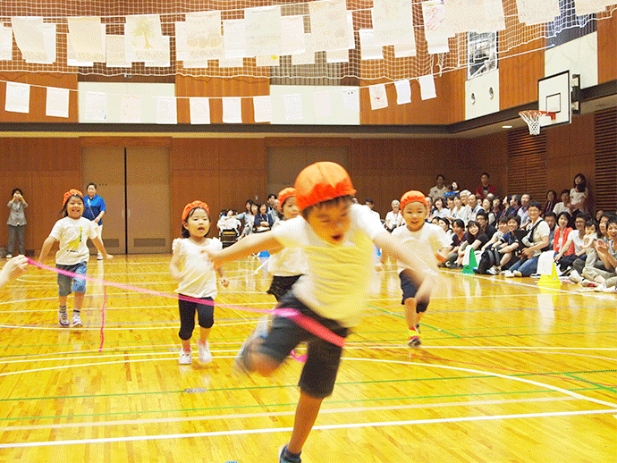 運動会の様子。すこやかでたくましい子どもの育成を目指しています。