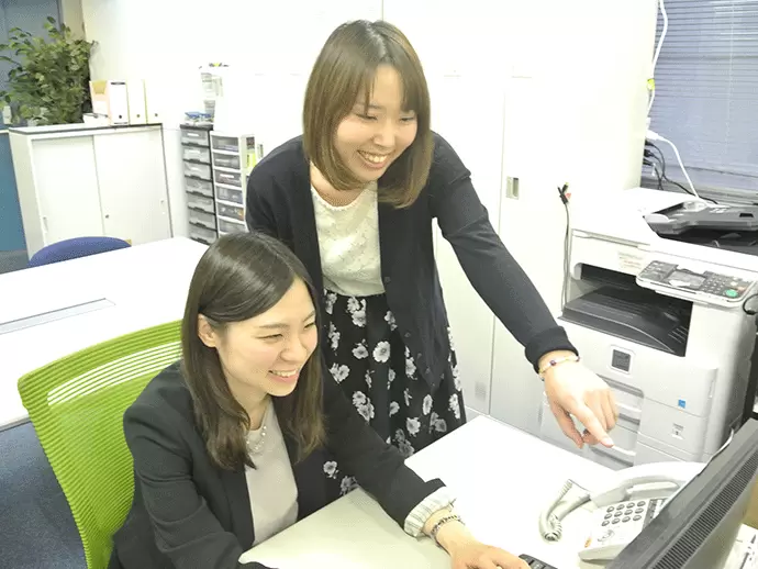バックオフィスの女性社員の仲のよさも抜群。わからないことは何でも聞ける環境です。
