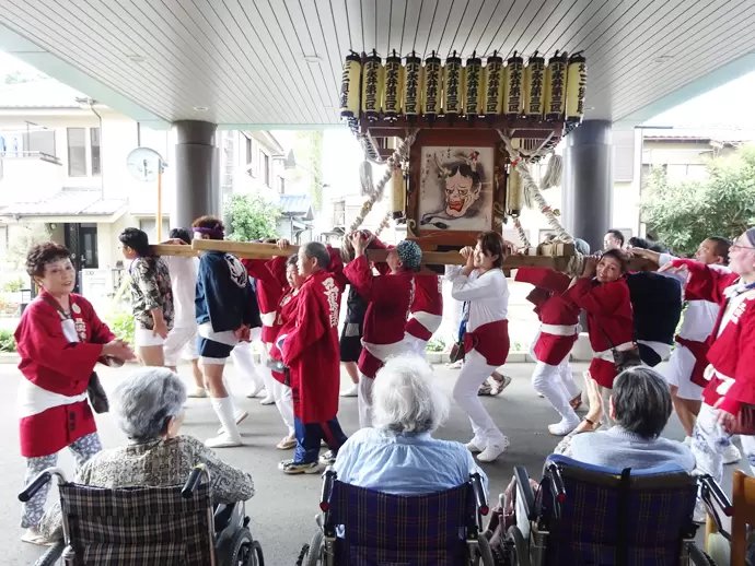 夏祭りの神輿を一緒に楽しむ風景♪季節ごとのイベントなども企画して、ご利用者様に楽しんでいただきます。