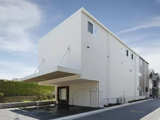 8年前に新築した社屋。駅から徒歩5分で通勤にも便利です。