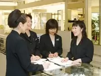 店舗では、新作や売れ筋商品などがみんなで共有されています。