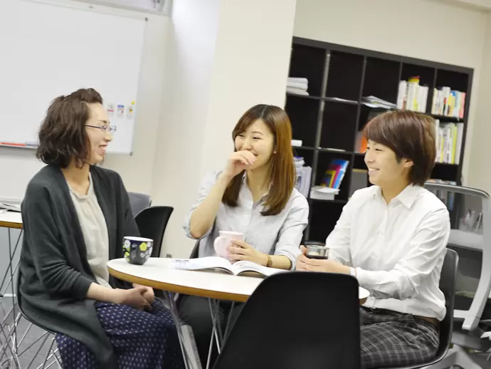 駅チカで、ゆったりとしたスペースのキレイなオフィス。休憩時間にはプライベートの話で盛り上がってます！