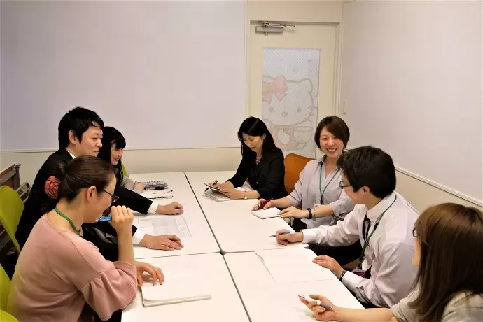 社内ＭＴＧの風景です。　時には笑顔を見せながら採用についての計画を話し合います。