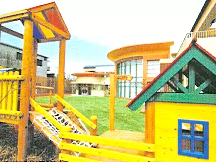 同グループの保育園・学童保育施設も、土地探しから設計・デザインをし、設備・遊具に至るまで自社で施工。