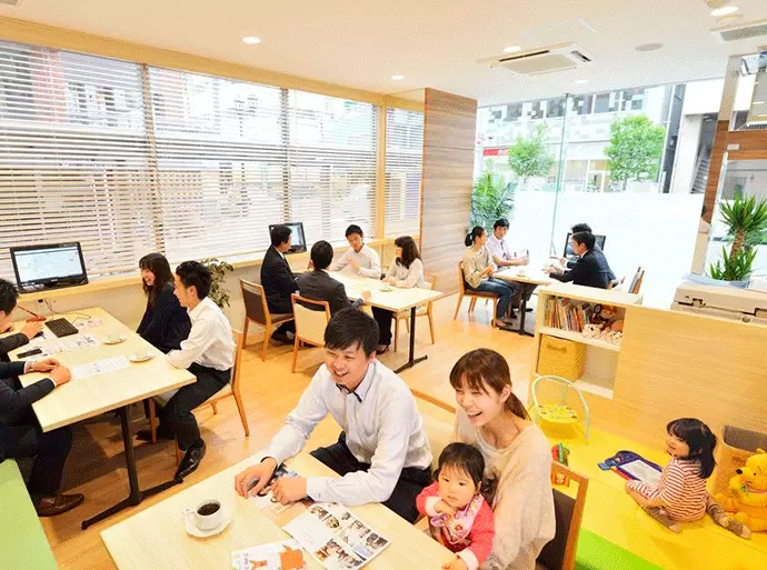 ファミリー層向け物件をメインに扱う当社ではキッズスペースもあり、社内は明るい雰囲気です。