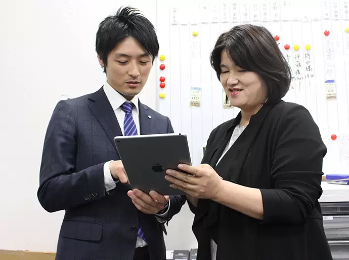 年齢に関係なく、スタッフ同士の仲が良いのが当社の特徴。お互いに協力しながら仕事を進めていきます。