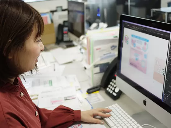 広告デザインは社内の制作部が担当しています。