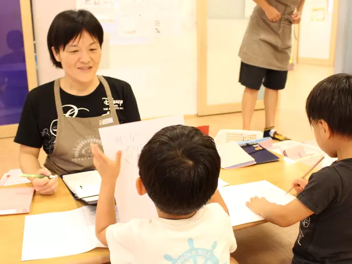 みんなで学習の時間！読み書きにもチャレンジ♪