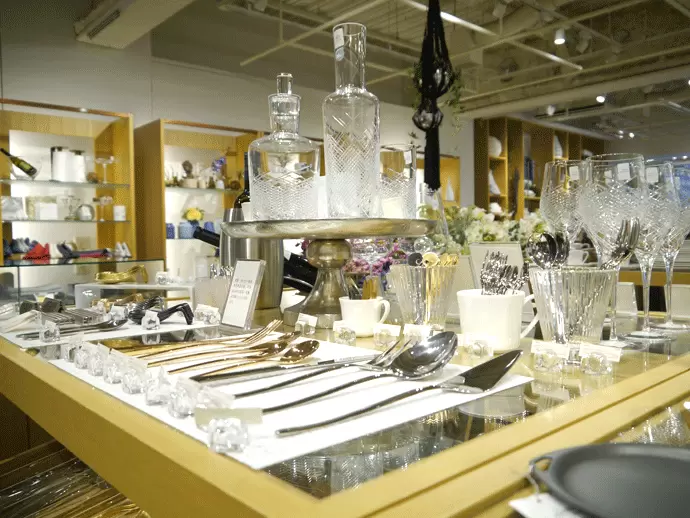 キッチン用品やバス・トイレタリー、フラワーアレンジメントなど取り扱う商品は高級感あるものばかりです。