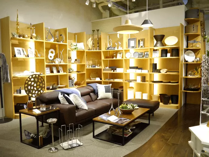 シンプルでおしゃれな店内でお客様はゆったりと商品を選ばれます。