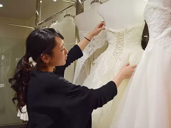 1着ずつこだわりぬいた仕上がり。最高の結婚式をつくるために、スタッフみんなで協力しています！