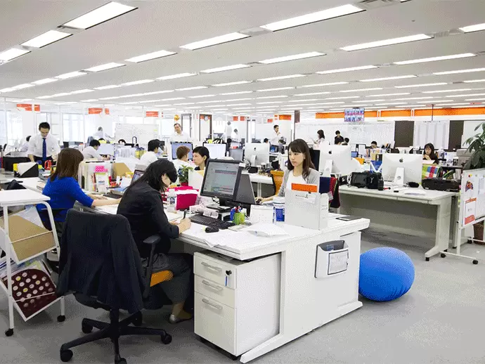 オフィスは新宿の高層ビル！開放感溢れるワンフロアです。