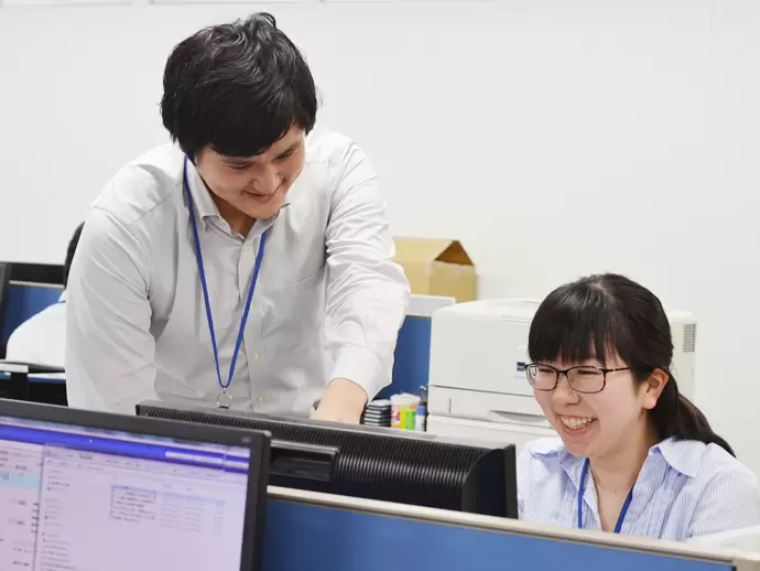 営業とコミュニケーションを取りながら仕事を進めていきます