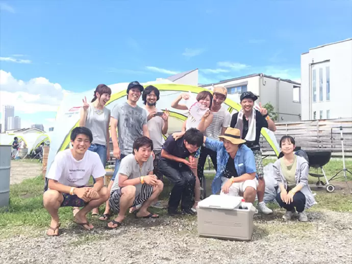 社員同士の交流も盛んで、創立5周年をみんなで祝ったり、社員旅行に出掛けたりしてます