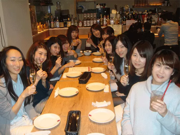 月に1度の飲み会は、いつも会社負担で開催。次は、あなたの歓迎会を開きますのでお楽しみに！