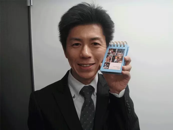 社員たちからの10周年祝いに、大喜びの社長。面接でも、みんなの自慢話が飛び出すかもしれません（笑）。