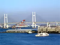 本社の窓からは、横浜ベイブリッジも見えますよ