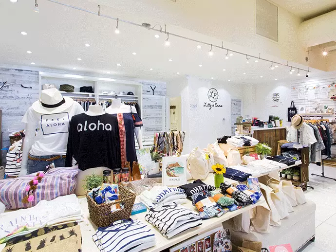 ワイキキのカラカウア通りにあるショップの様子。店内には南国らしいアイテムが揃っています。