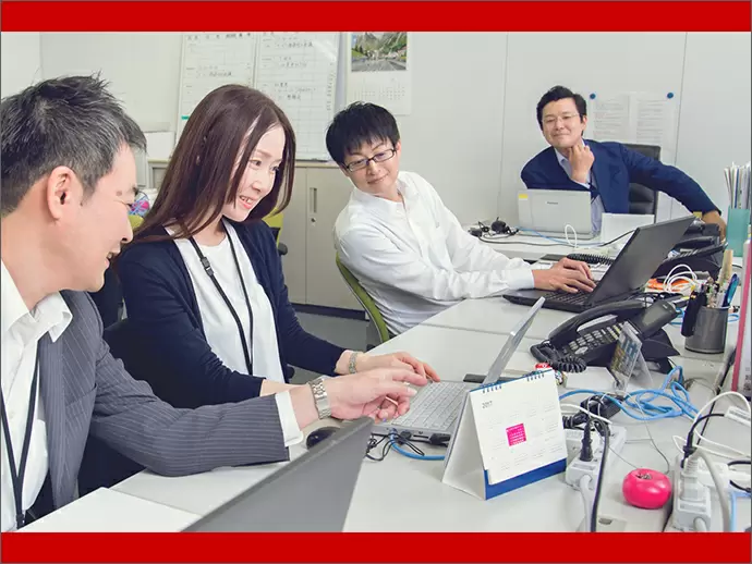 オフィスは広々としています。オペレータースタッフとも距離が近く、良いチームワークが築けています。