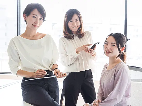 別の業界からの転職者も多く、様々な経歴を持った方々が経験を活かして活躍しています。