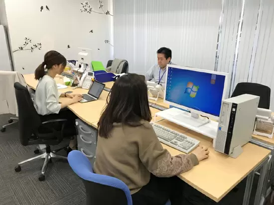 明るく開放感のあるオフィス内はいつも賑やか！皆がモチベーション高く活躍できるよう、配慮しています！