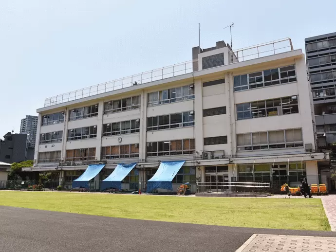閑静な住宅街にある校舎。広い園庭が自慢♪のびのびと保育ができます！