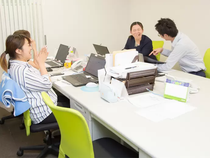 撮影中も笑いが耐えません！若いスタッフが多く、普段も話しやすい環境です