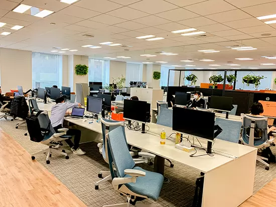 残業は月平均10時間ほど。上場グループ企業としての安定基盤と充実した福利厚生で安心して長く働けます。