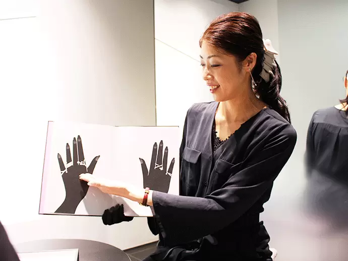 じっくりと接客対応をするのが基本。まずはブランドのコンセプトをお伝えするところから。