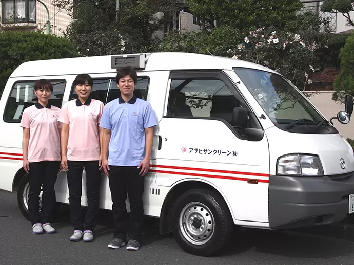 訪問は3名1組のチーム制。皆で車に乗り込んで出発します！
