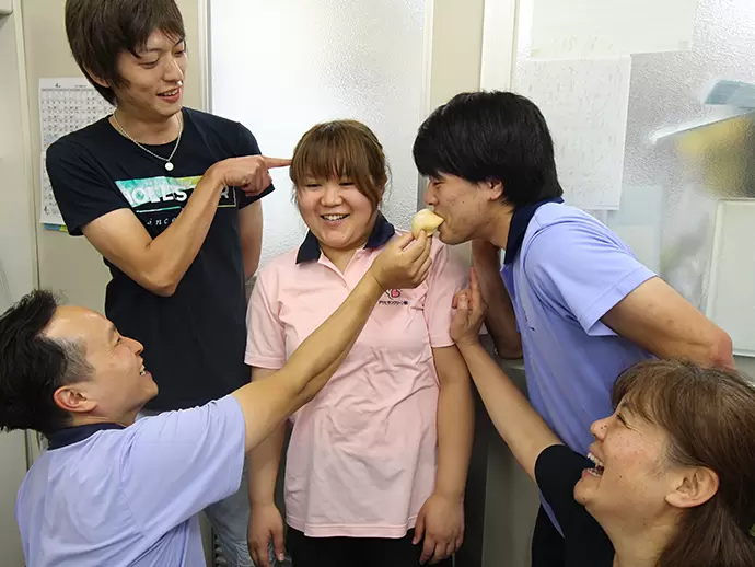 男女問わず、幅広い年代が活躍！3300人以上のスタッフがイキイキと働いています。