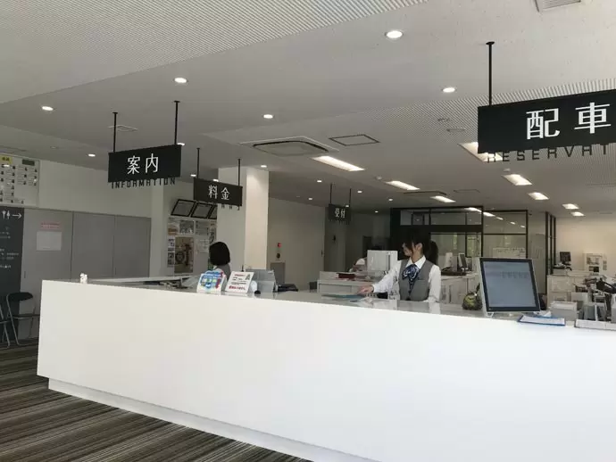 今回募集をする受付事務の職場です。広々とした空間の中で働けますよ！