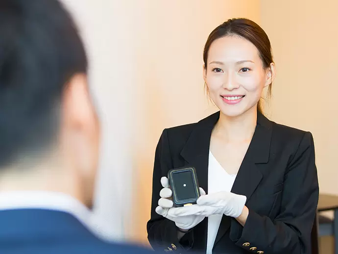 一人ひとりのお客様にじっくりと向き合い、ジュエリーの提案をしていきます。