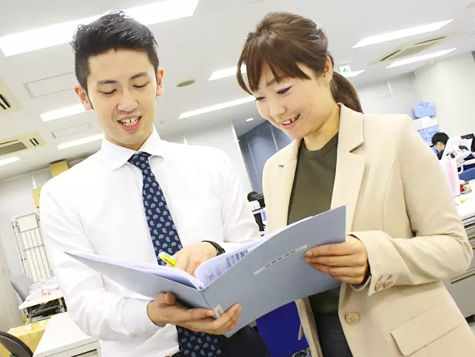 営業もアシスタントもみんなで協力しながら業務をすすめています。