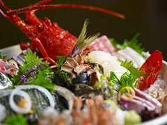 料理を取り仕切るのはミシュランでも星をとった「築地　植むら」の料理人です。