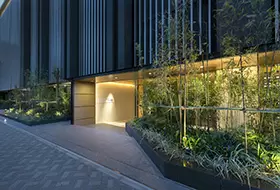 高級な佇まいのマンションの1階が店舗入口です。