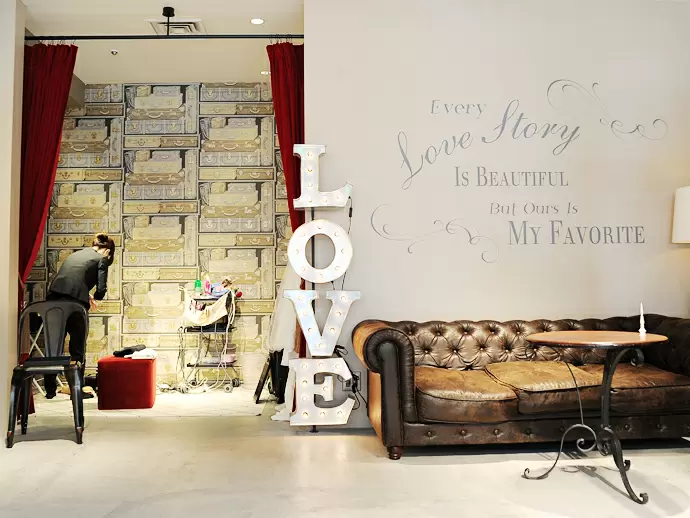 クラシカルの家具が並ぶシックな店先。「LOVE」の文字がお客様をお出迎えしています。