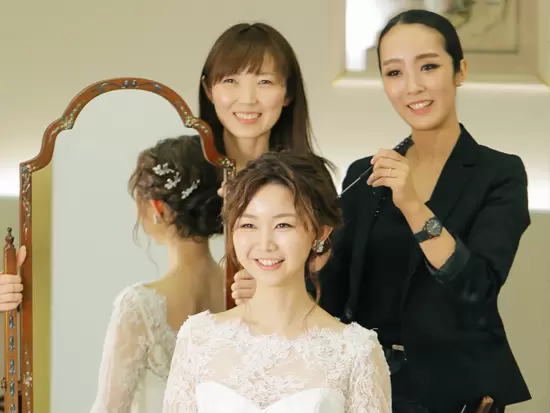 結婚式当日を想定し、ヘアメイクリハーサルを行っています。
