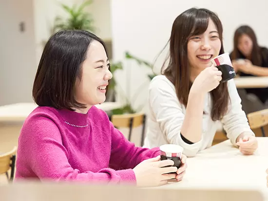 未経験も歓迎！文系社員から製薬メーカーでキャリアを持つベテランまで様々な経歴の方が活躍しています。