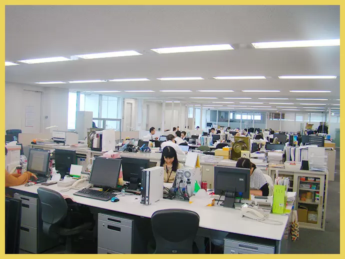 本社オフィスは仕切りがなく風通し抜群、コミュニケーションも取りやすいです。
