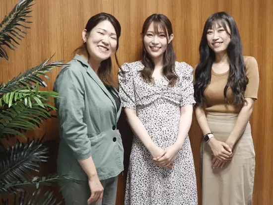 20代中心の明るい雰囲気の中、お互いにフォローし合いながら取り組んでいます。