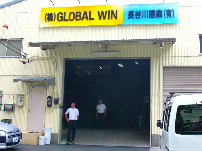 外観は工場のようですが、中は改装しておりとても綺麗です。