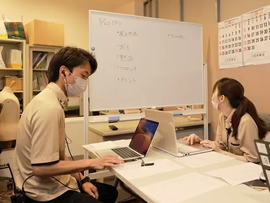 未経験の方でも、先輩スタッフによる丁寧なOJTでイチから学んでいけます。明るい笑顔があればＯＫ！