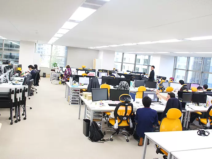 西新宿の綺麗なオフィスビルにあります。オープンで広々としたフロアで快適に過ごせます◎