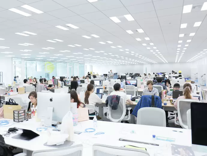 広々とした気持ちよく働けるオフィス内。社員同士の距離が近いため、いつでも相談ができる環境です。