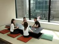 社内には和室の会議室があり、リラックスして打合せができます。