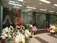 上場したばかりの当社。エントランスには花が溢れています。