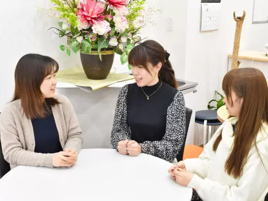 休憩時間は和気あいあいと！20～30代の若手スタッフが活躍する、明るく元気な職場です！