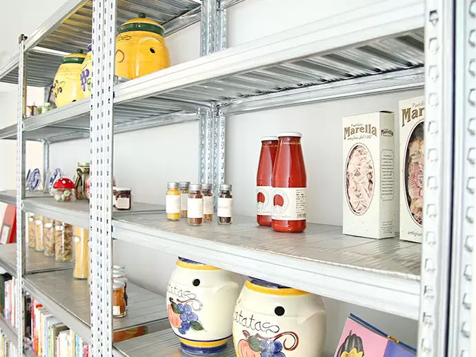 【東京事業所】オフィス内には世界中の珍しい食品が数多く並べられています☆